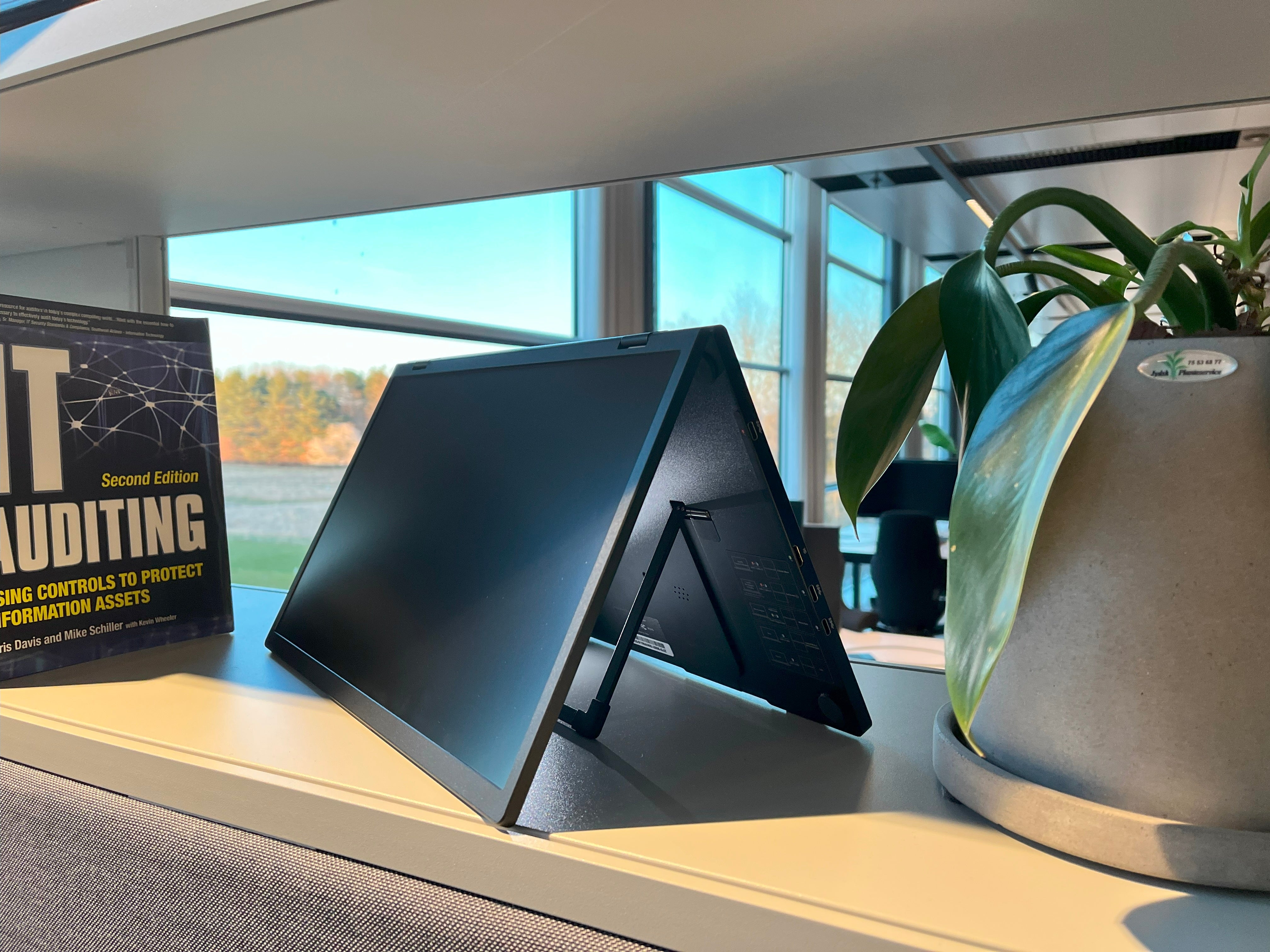 eliteRISE | Wired Dual-Screen Portable Monitor – nordicsight